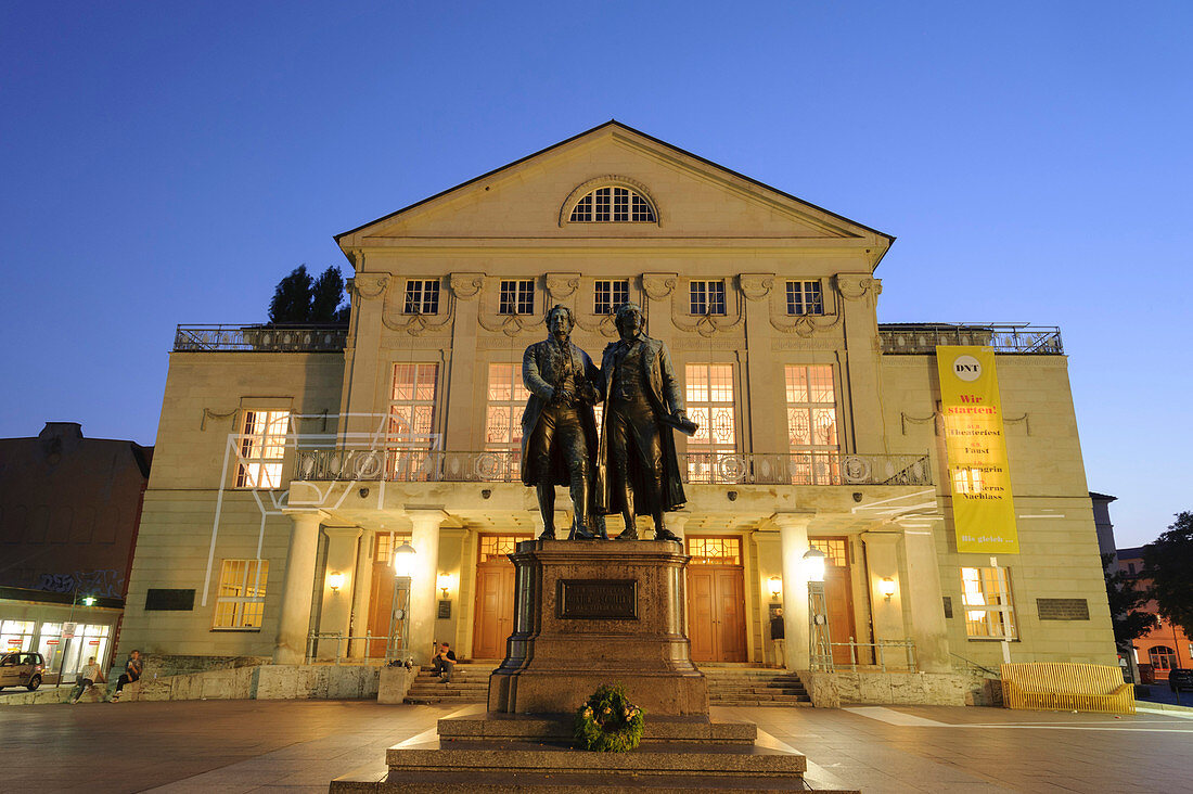 Goethe und Schiller Denkmal auf dem Theaterplatz vor dem Nationaltheater, Dämmerung, Weimar, Thüringen, Deutschland
