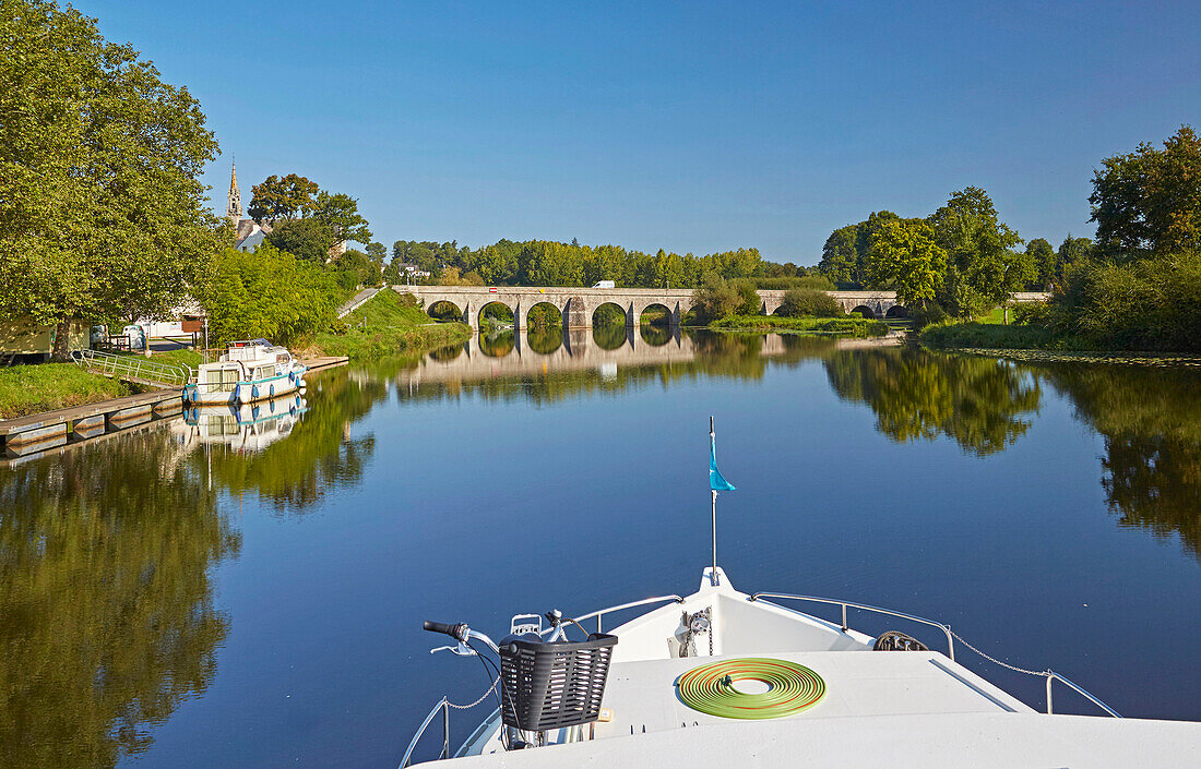 Bridge across the river Oust and, Canal de Nantes à Brestat, Le Roc-St-André, Departement Morbihan, Brittany, France, Europe