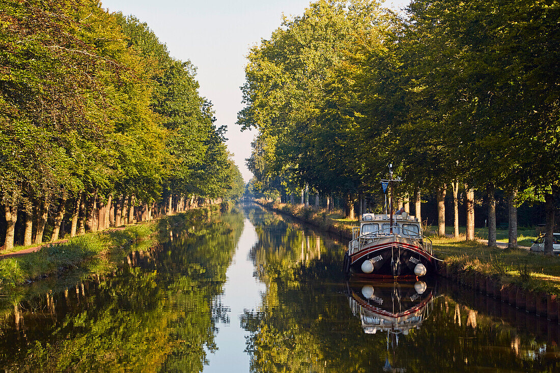 Houseboat near lock 25, Malestroit, River Oust and, Canal de Nantes à Brest, Departement Morbihan, Brittany, France, Europe