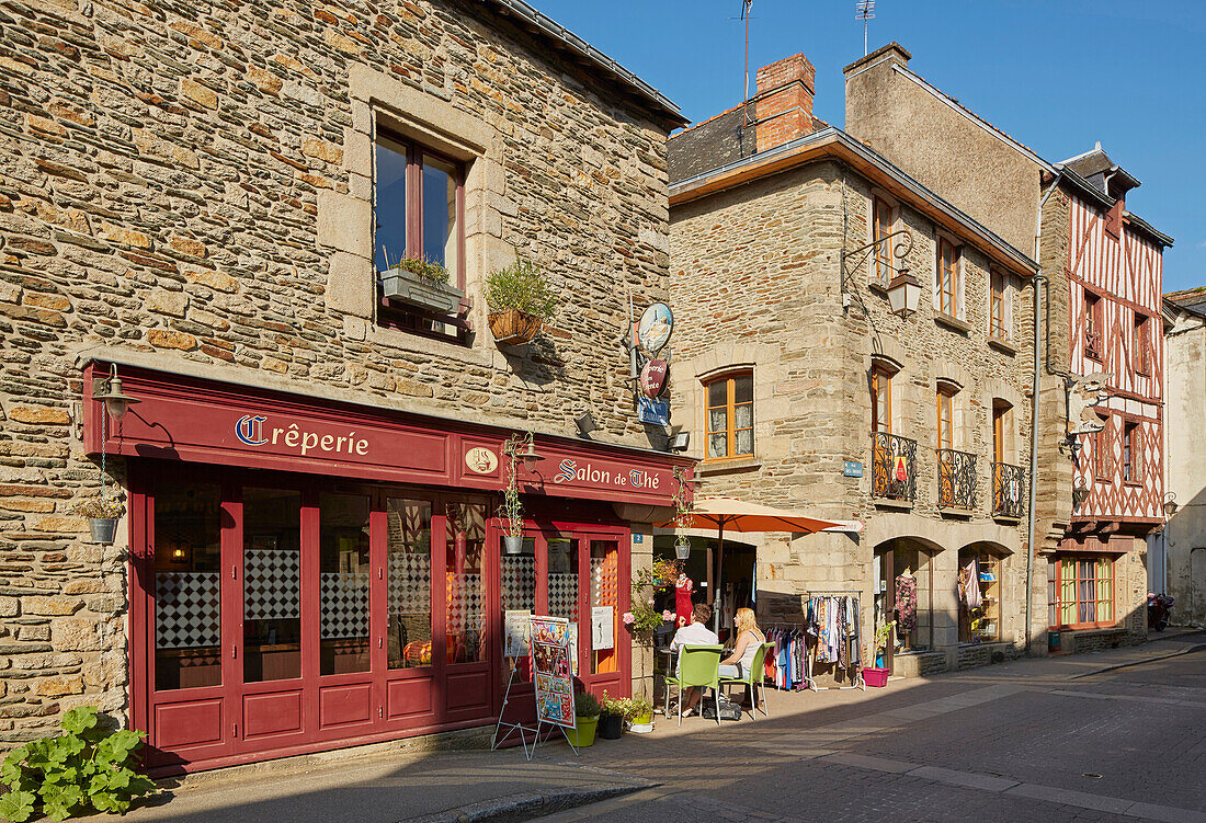 Gang durch die Altstadt von Josselin, Fluß Oust und Canal de Nantes à Brest, Dept. Morbihan, Bretagne, Frankreich, Europa