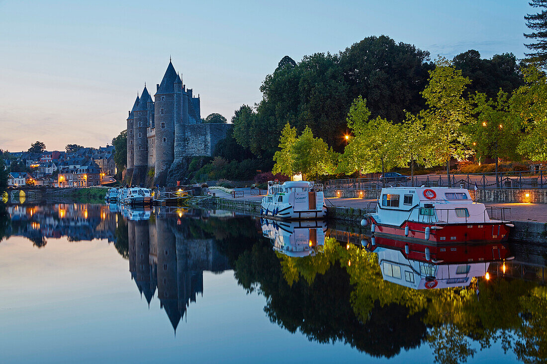 Evening, View at Josselin port and castle at lock 35, Josselin, River Oust and, Canal de Nantes à Brest, Departement Morbihan, Brittany, France, Europe