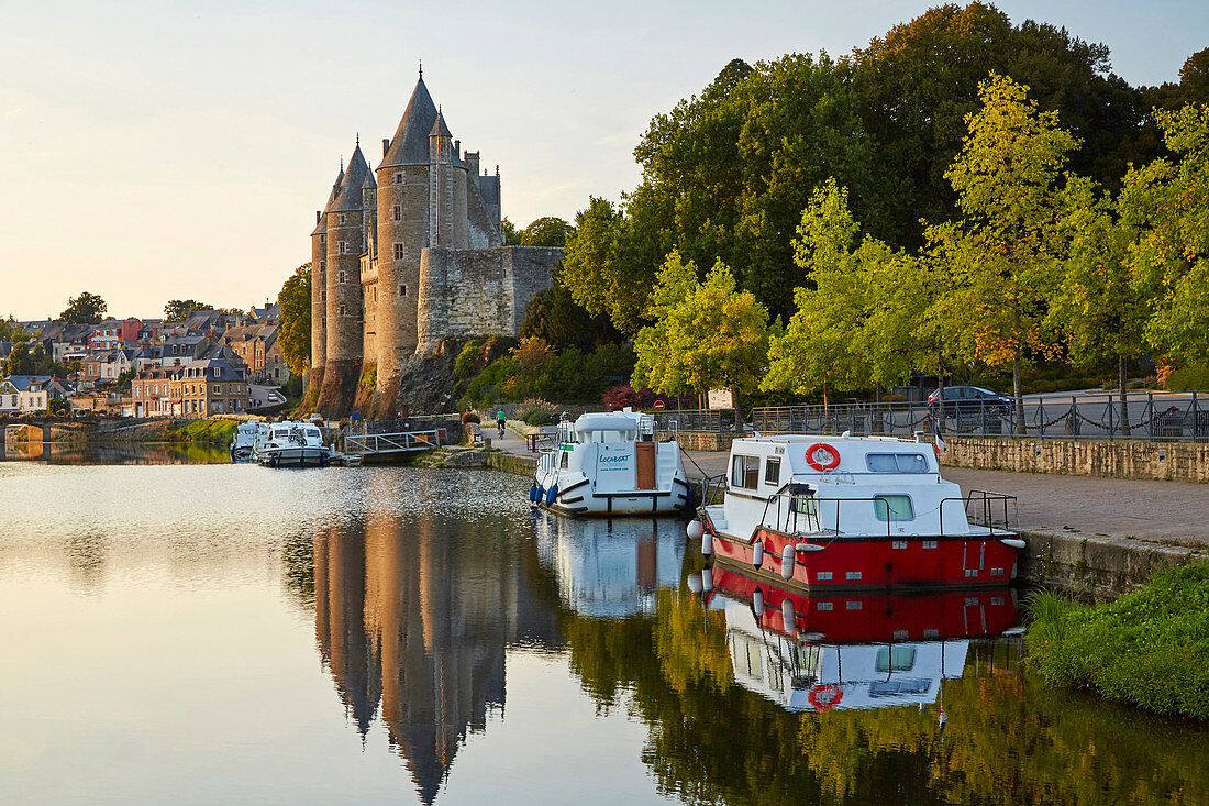 Abendstimmung, Hafen und Schloß von Josselin an Schleuse Nr.35, Josselin, Fluß Oust und Canal de Nantes à Brest, Dept. Morbihan, Bretagne, Frankreich, Europa