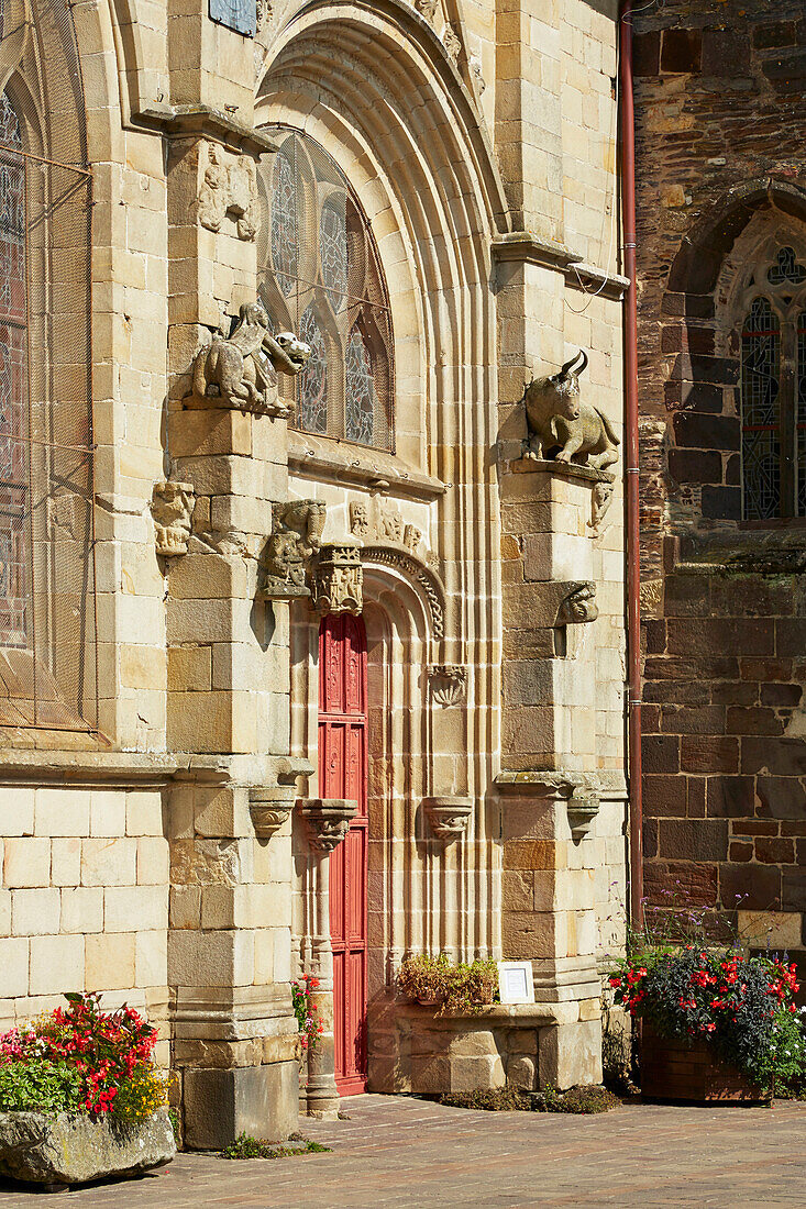  St-Gilles de Malestroit, Old city of Malestroit, Plâce du Bouffay, Malestroit, River Oust and, Canal de Nantes à Brest, Departement Morbihan, Brittany, France, Europe