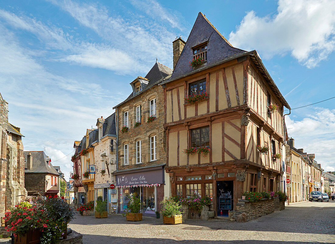 Walk through the old city of Malestroit, River Oust and, Canal de Nantes à Brest, Departement Morbihan, Brittany, France, Europe