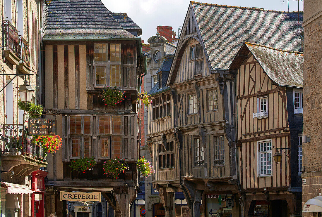Fachwerkhäuser in der Altstadt von Dinan, Rance, Dept. Côtes-d'Armor, Bretagne, Frankreich, Europa