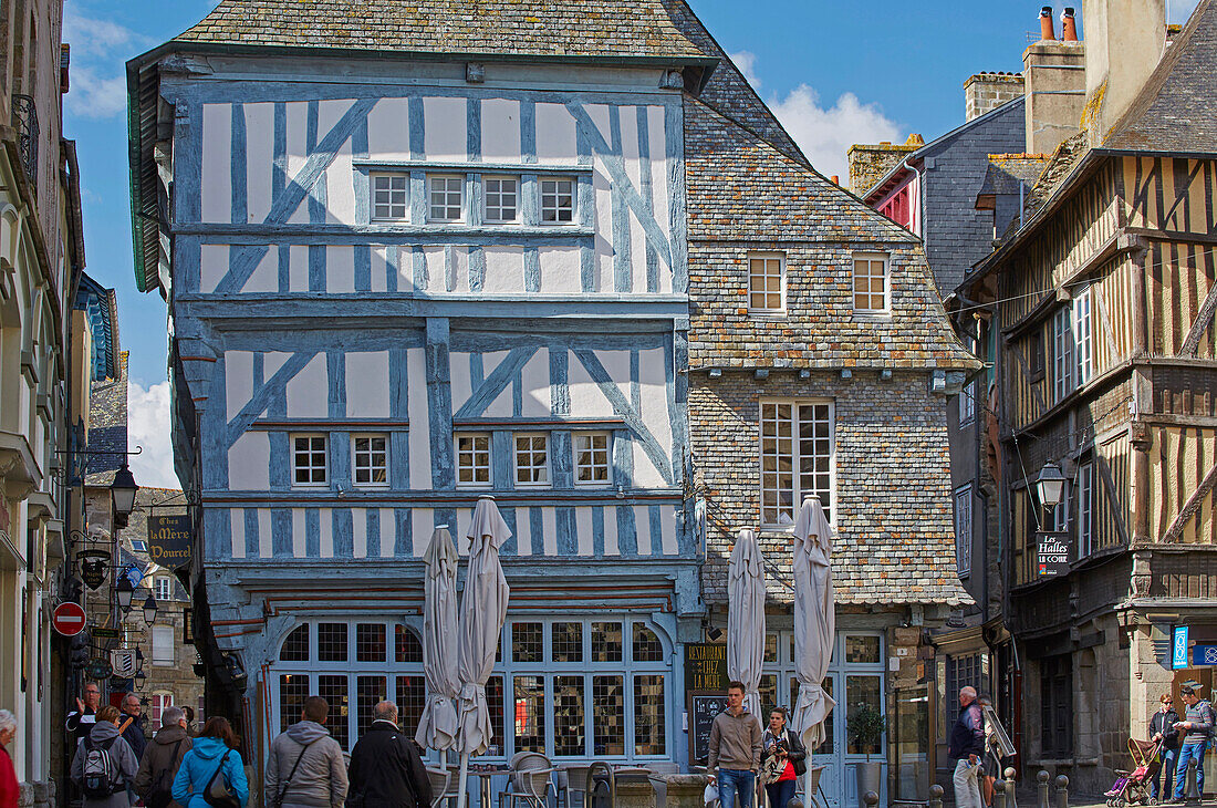 Old stone and half-timbered houses at Dinan, River Rance, Dept. Côtes-d'Armor, Brittany, France, Europe