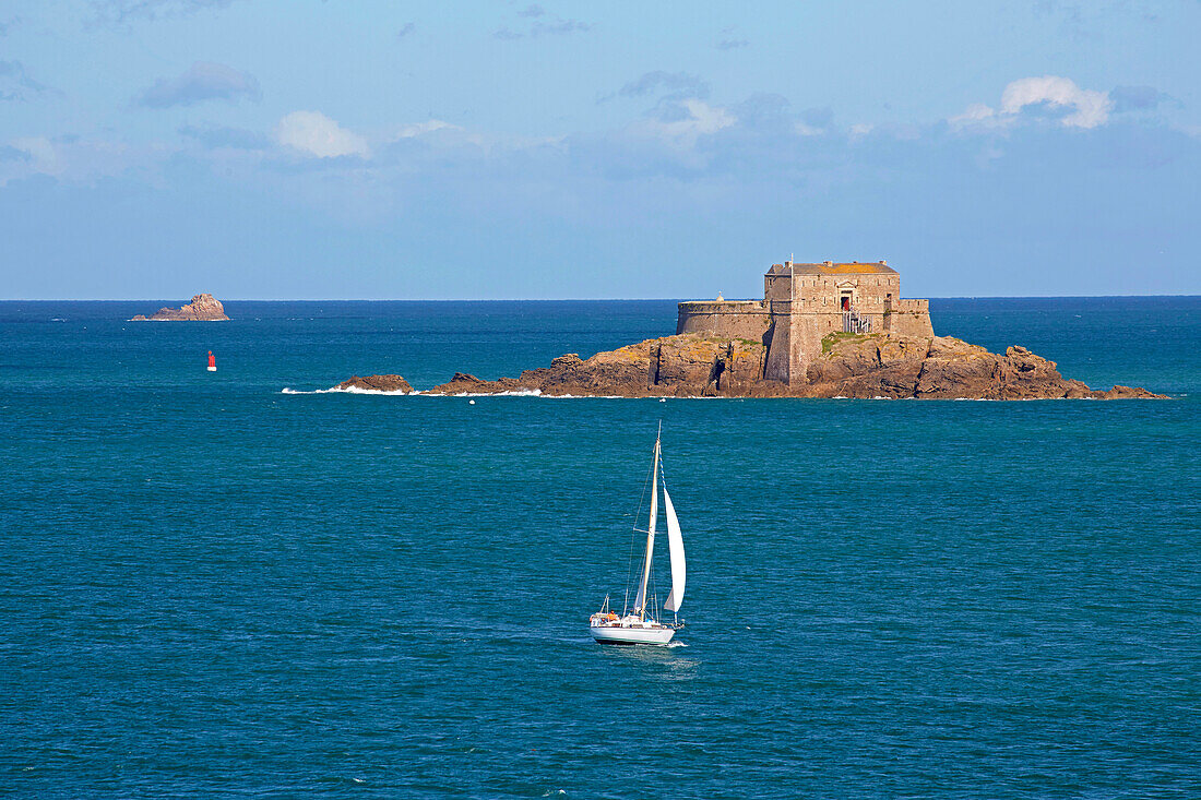 Befestigte Insel und Segelboot vor Saint-Malo, Dept. Ille-et-Vilaine, Bretagne, Frankreich, Europa