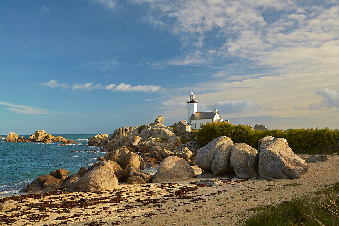 Leuchtfeuer an der, Pointe de Pontusval, Brignogan-Plages, Atlantik, Dept. Finistère, Bretagne, Frankreich, Europa