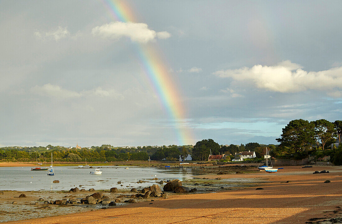 Regenbogen an der, Côte de Granit Rosebei Trégastel - Ploumanac'h, Atlantik, Dept. Côtes-d'Armor, Bretagne, Frankreich, Europa