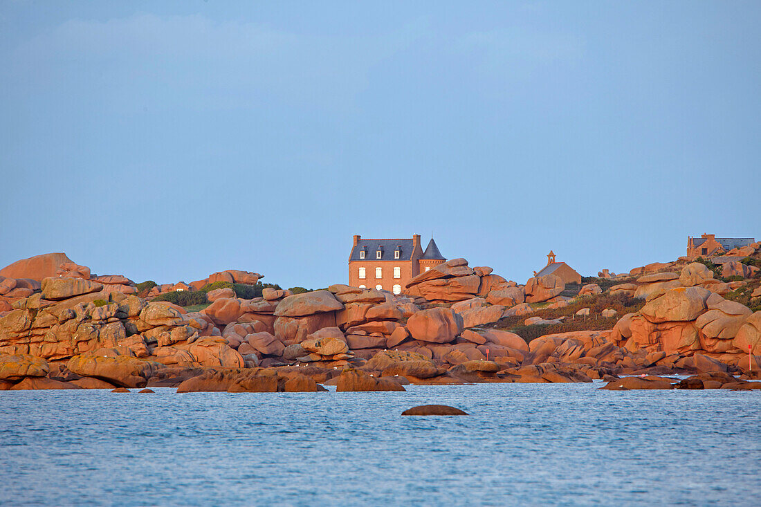  Maison du Littoralund Leuchtfeuer auf den Rosa Granitfelsen, Trégastel - Ploumanac'h, Côte de Granit Rose, Atlantik, Dept. Côtes-d'Armor, Bretagne, Frankreich, Europa