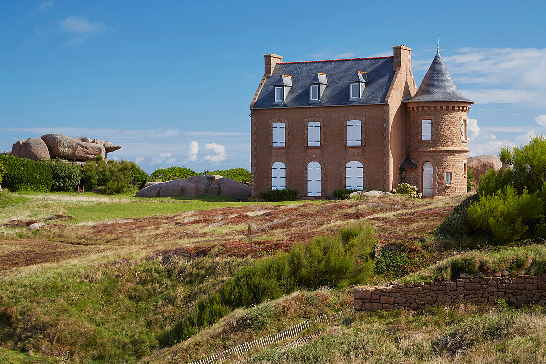  Maison du Littoralan der Pointe de Squéouel, Ploumanac'h, Côte de Granit Rose, Atlantik, Dept. Côtes-d'Armor, Bretagne, Frankreich, Europa