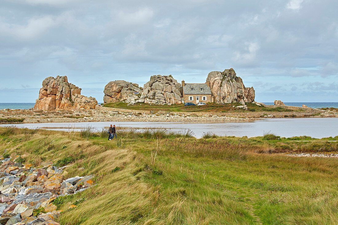  House between the rocksin the region, Le Gouffre, Plougrescant, Atlantic  Ocean, Dept. Côtes-d'Armor, Brittany, France, Europe