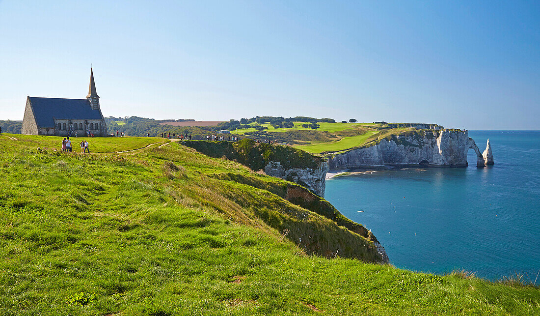 Steep coast at Étretat and the, Falaise d' Aval, Dept. Seine-Maritime, Normande, France, Europe