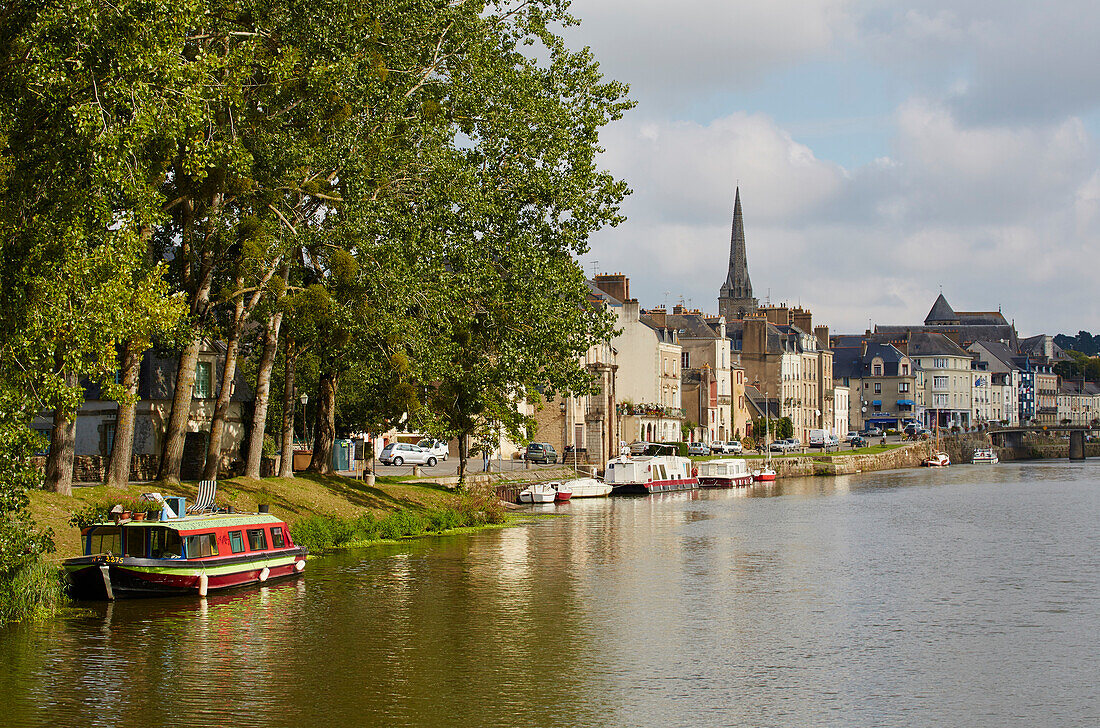 By houseboat along Redon, La Vilaine, Departement Ille-et-Vilaine, Brittany, France, Europe