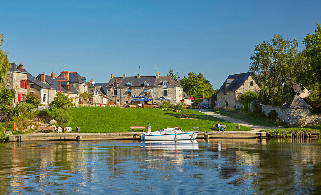 Moorings at, La Courbeat lock No 9, Gailieu, River, La Vilaine, Houseboat, Departement Ille-et-Vilaine, Brittany, France, Europe