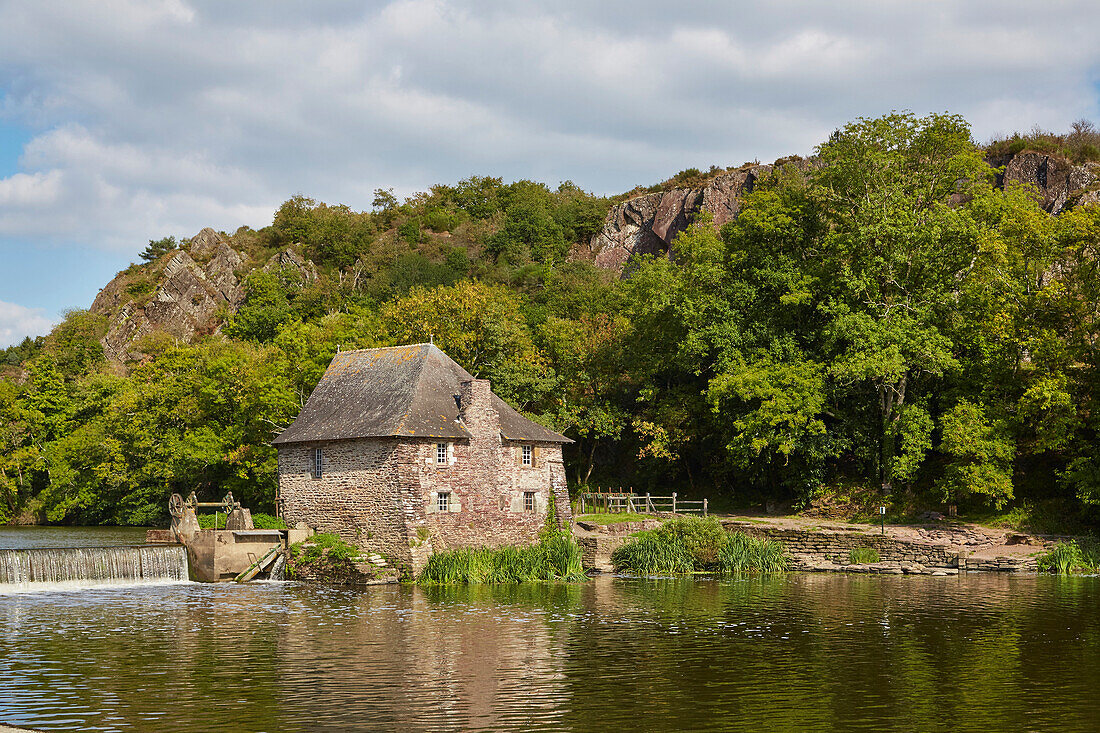 Old mill at lock No 7, Boel, River, La VilaineHouseboat, Departement Ille-et-Vilaine, Brittany, France, Europe