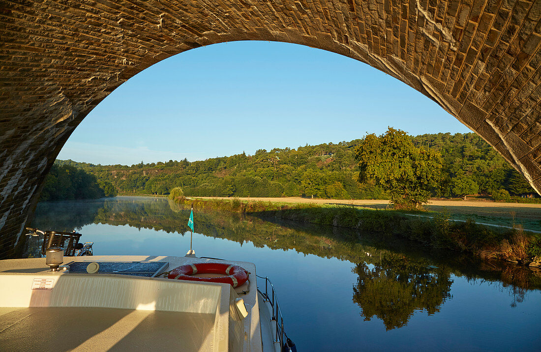 Early morning on the river, La Vilainenear Pléchâtel, Houseboat, Departement Ille-et-Vilaine, Brittany, France, Europe