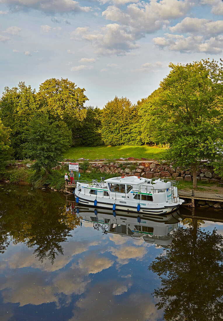 Abendstimmung an der Anlegestelle von St. Laurent, Hausboot, Fluß Oust und Canal de Nantes à Brest, Dept. Morbihan, Bretagne, Frankreich, Europa