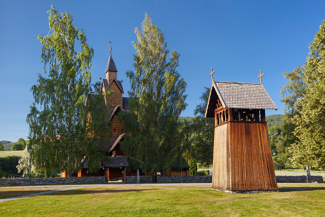 Stabkirche Heddal mit ihrem freistehenden, hölzernen Glockenturm im Sommer, Notodden, Telemark, Norwegen, Skandinavien