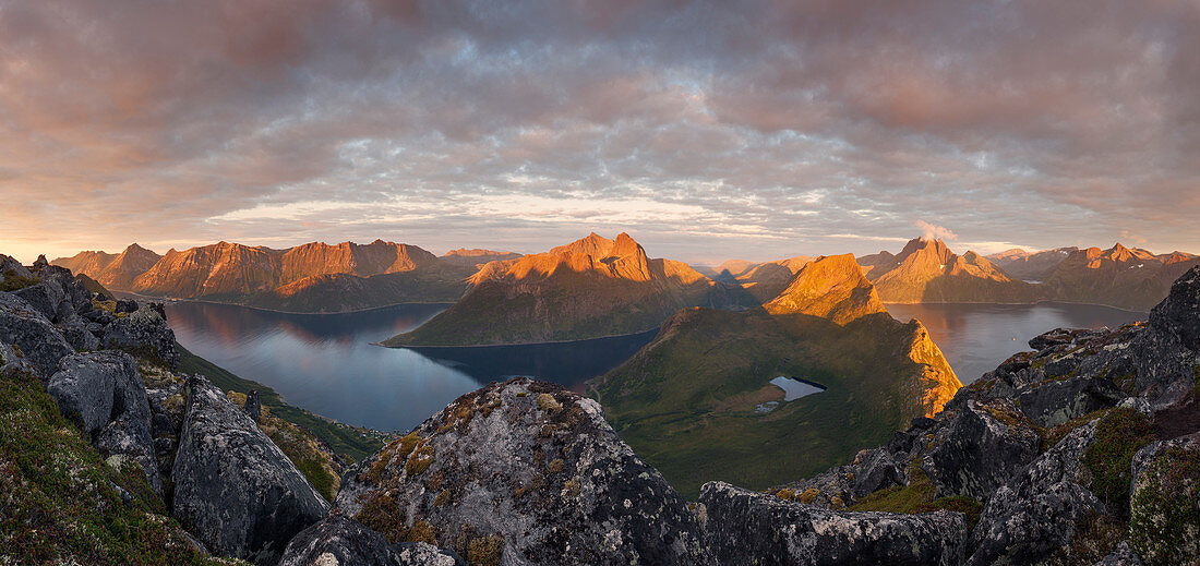 Panorama vom Gipfel des Segla auf die Insel Senja mit über 1000m hohen Bergen an Øyfjorden (links) und Mefjorden (recht) im letzten Abendlicht, Fylke Troms, Norwegen, Skandinavien