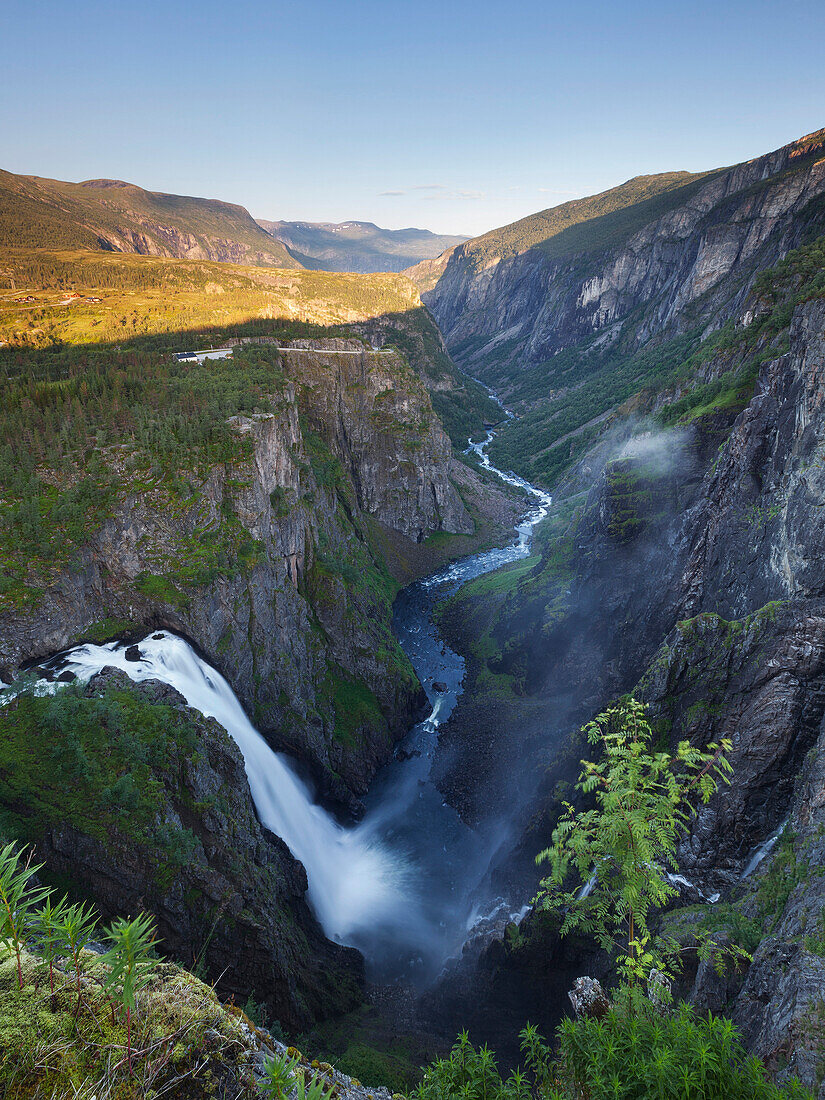 Tiefe Schlucht des Flusses Bjoreio mit Wasserfall Vøringsfossen am Westrand der Hardangervidda, Voringfossen, Eidfjord, Hordaland, Norwegen, Skandinavien