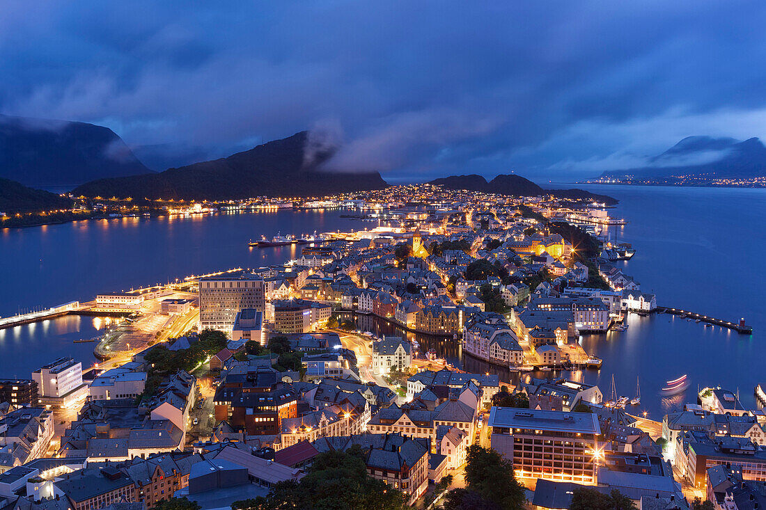Blick auf die beleuchtete Altstadt vom Aksia Berg in der Abenddämmerung , Alesund, More og Romsdal, Norwegen, Europa