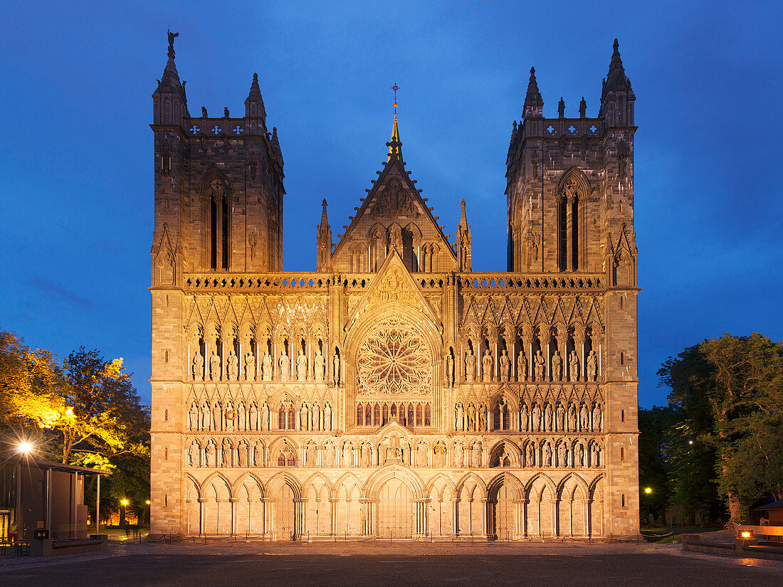 Fassade der Neogotische Kathedrale Nidarosdom in der Abenddämmerung, Trondheim, Sør-Trøndelag, Norwegen, Skandinavien