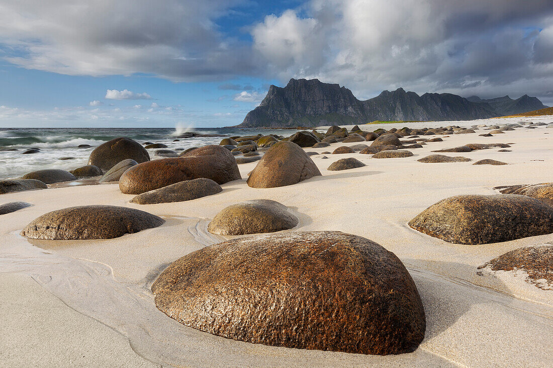 Weißer Sandstrand mit Kieselsteinen von Utakleiv im Sommer, Vestvågøy, Lofoten, Norwegen, Skandinavien