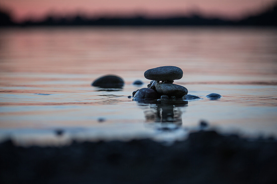 Gestapelte Steine in einem See, Freilassing, Bayern, Deutschland