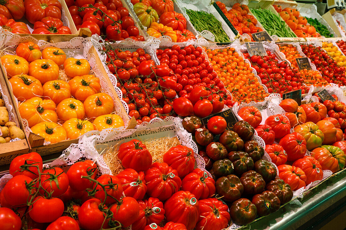 tomatoes, Mercat de Santa Caterina, market hall, built 1848 with waved roof, architect Enric Miralles, St. Piere and La Ribera quarter, Ciutat Vella, old town, Barcelona, Catalunya, Catalonia, Spain