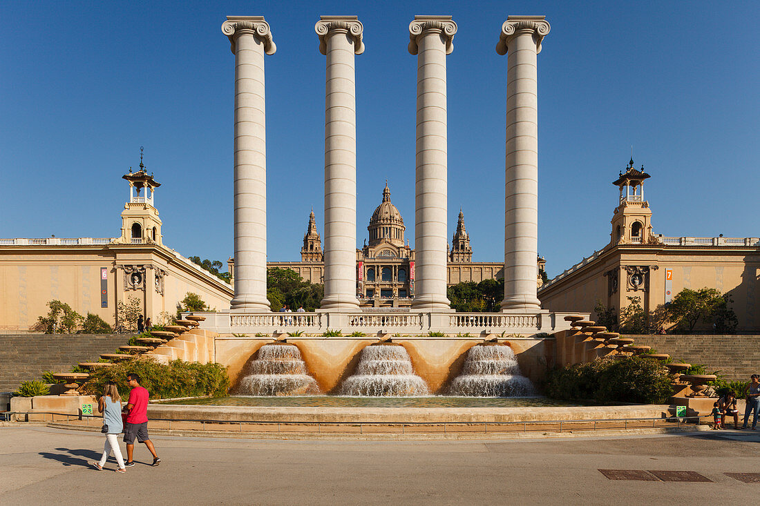 Säulen und Wasserspiele vor dem Palau Nacional, erbaut zur Weltausstellung 1929, Museu Nacional d´Art de Catalunya,  Museum für katalanische Kunst, Berg Montjuic, Barcelona, Katalonien, Spanien, Europa