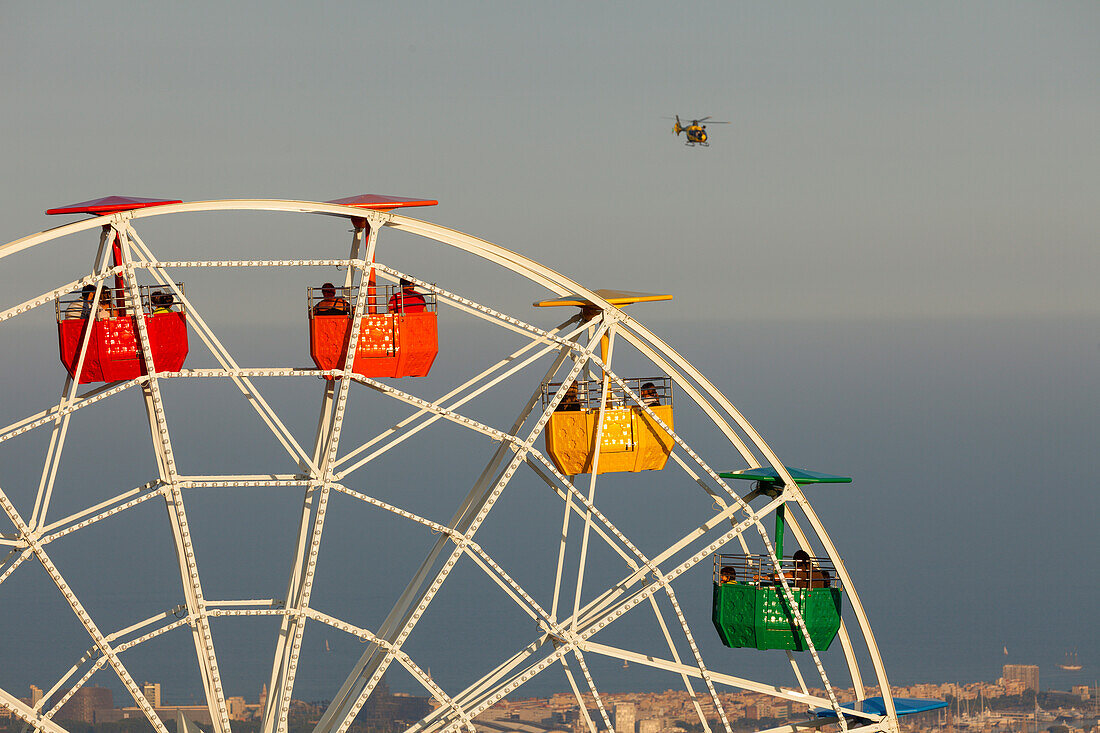 Ferris wheel above the town, Parc de Atraccions, amusement park, Barcelona, Catalunya, Catalonia, Spain, Europe