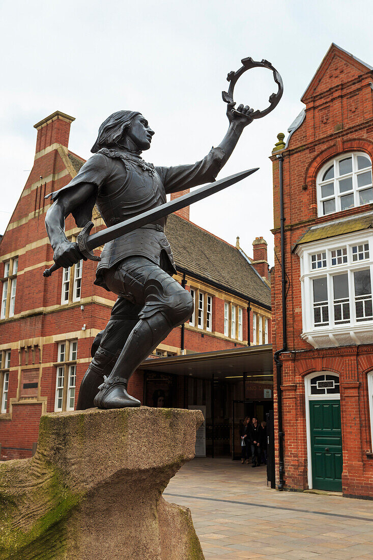 Statue of King Richard III, outside King Richard III Visitor Centre, Leicester, City of Reinterment, Leicestershire, England, United Kingdom, Europe