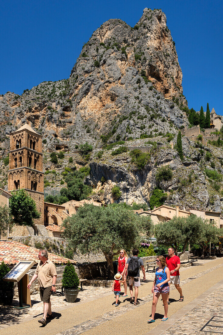 Touristen, Moustiers-Sainte-Marie, Provence-Alpes-Côte d'Azur, Frankreich