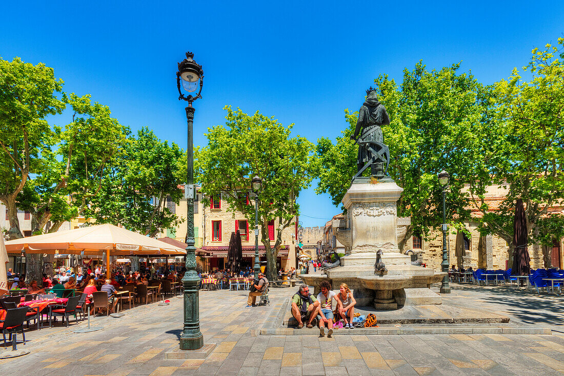 Place St. Louis mit Statue von Ludwig IX., Aigues-Mortes, Gard, Languedoc-Roussillon, Frankreich