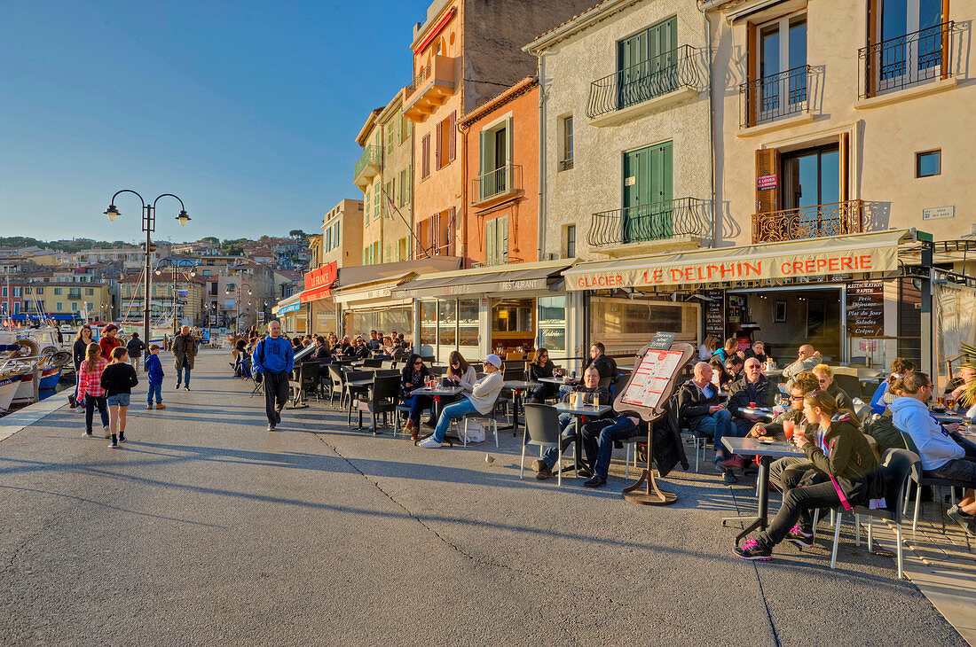 Hafenpromenade, Cafes, Cassis, Alpes-Maritimes, Provence-Alpes-Côte d'Azur, Frankreich
