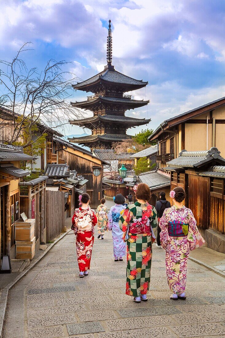 Japan, Kyoto City, Gion , Yasaka Pagoda.