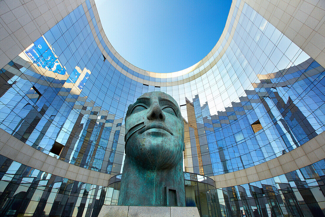 Tête monumentale, Skulptur von Igor Mitoraj. KPMG-Gebäude. La Defense. Paris. Frankreich. Europa.