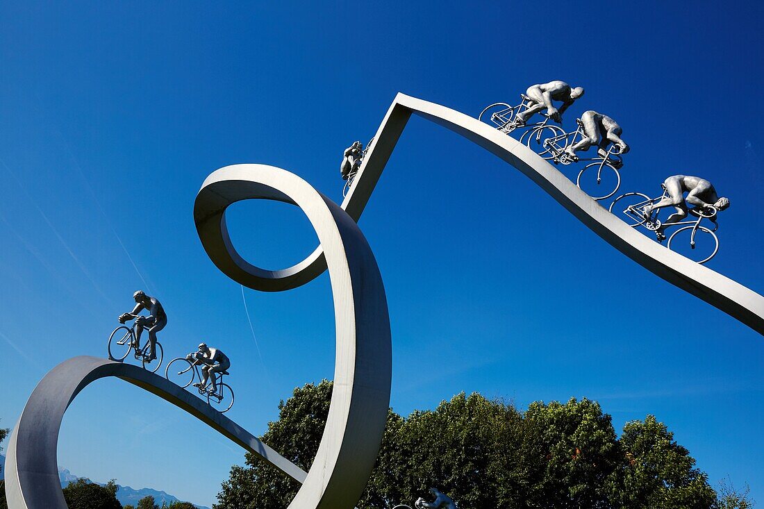 Denkmal für die Tour de France von Jean-Bernard Métais neben der Raststätte "Les Pyrénées" an der Autobahn A64 (Bayonne-Toulouse). Frankreich.