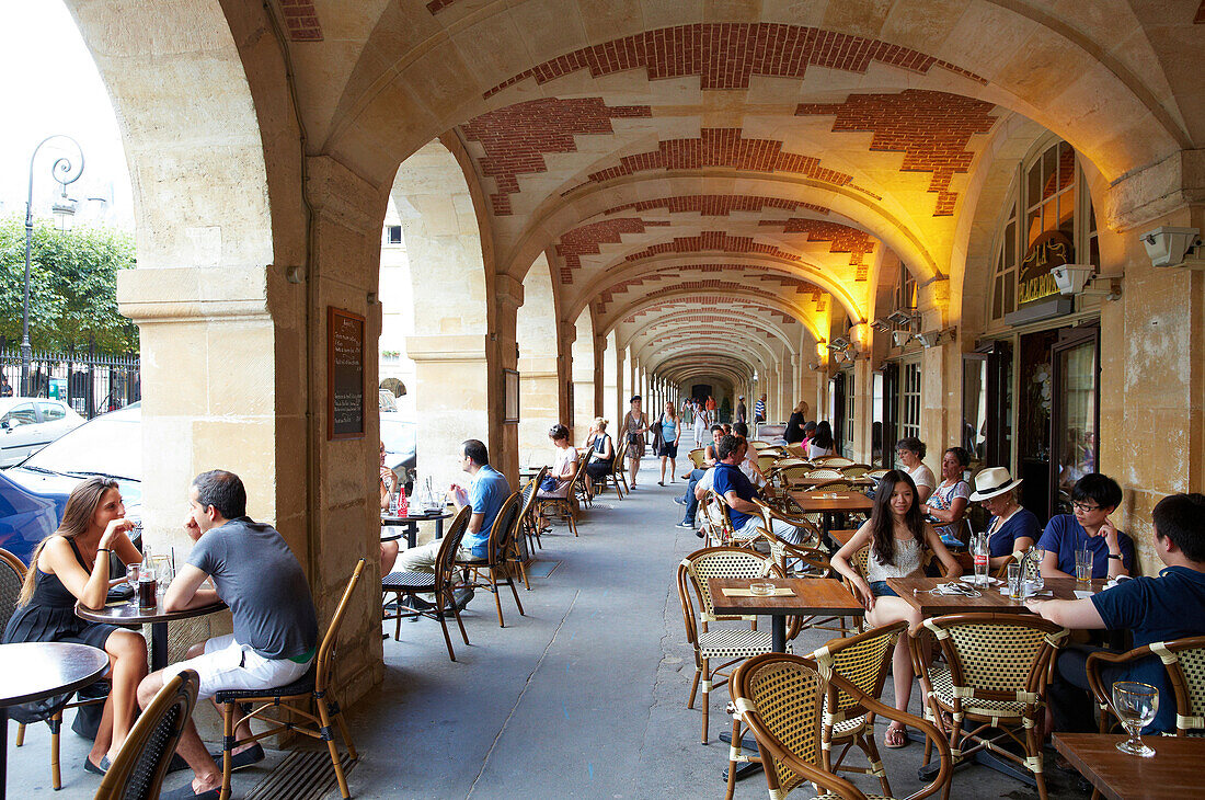 Terrasse. Place des Vosges Platz. Paris. Frankreich. Europa.