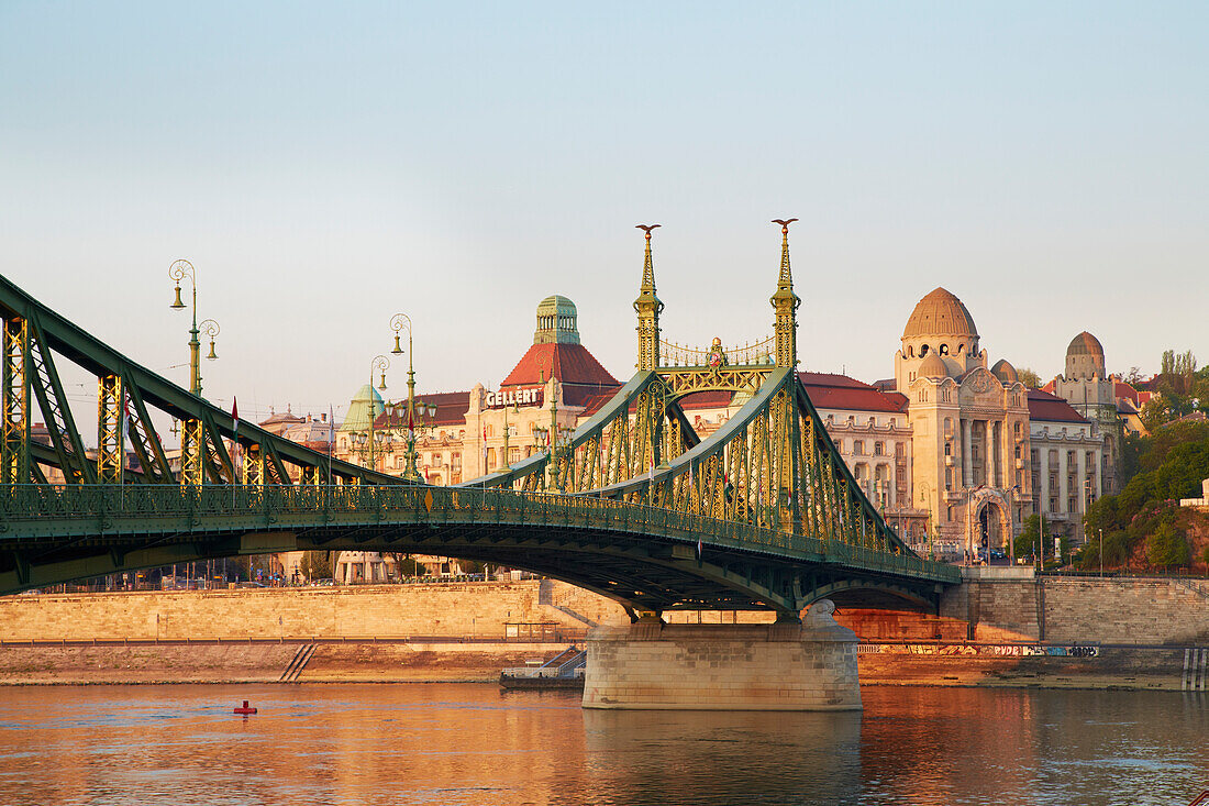 Blick zur Freiheitsbrücke (Szabadsag hid) und zum Gellérthotel , Budapest , Donau , Ungarn , Europa