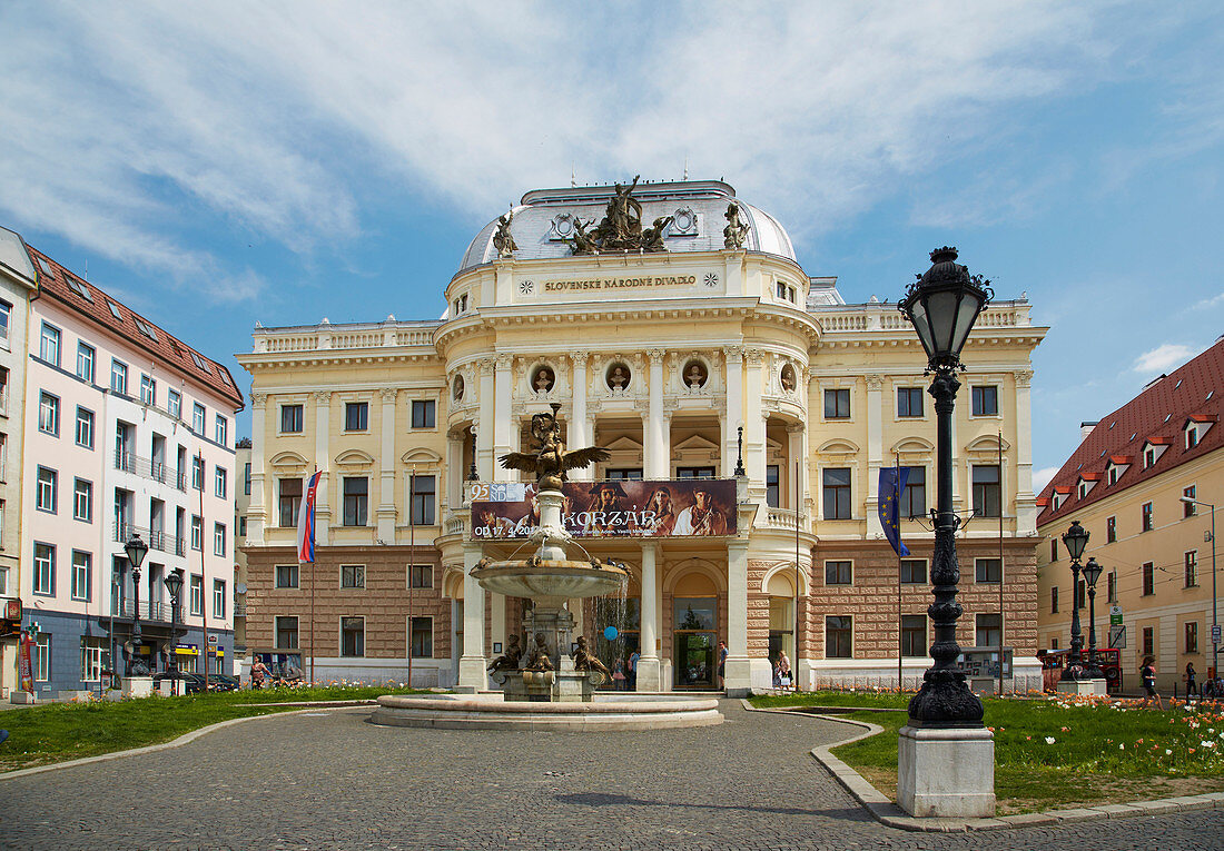 Slowakisches Nationaltheater in Bratislava (Pressburg) an der Donau , Slowakei , Europa