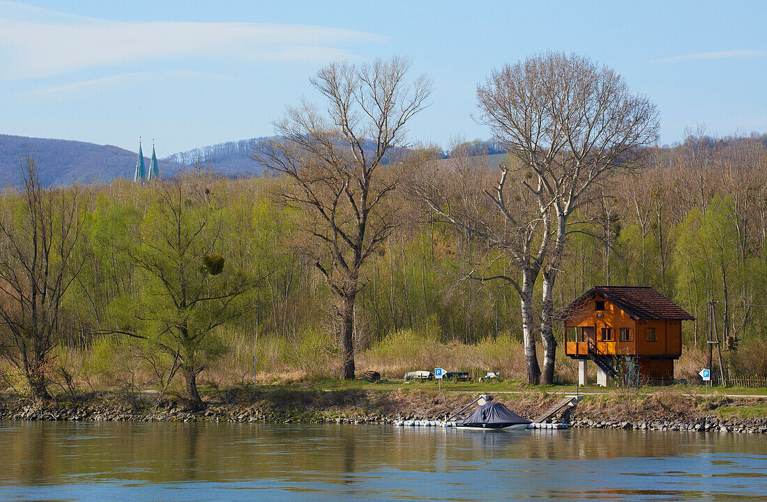 Sommerhäuschen am Donauufer mit Klosterneuburg , Bundesland Niederösterreich , Österreich , Europa