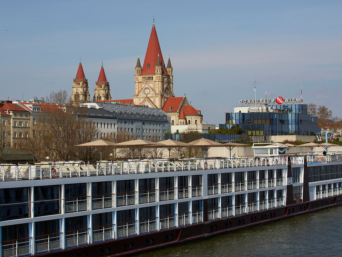 Schiffsanlegestelle und Franz von Assisi Kirche in Wien an der Donau , Bundesland Wien , Österreich , Europa