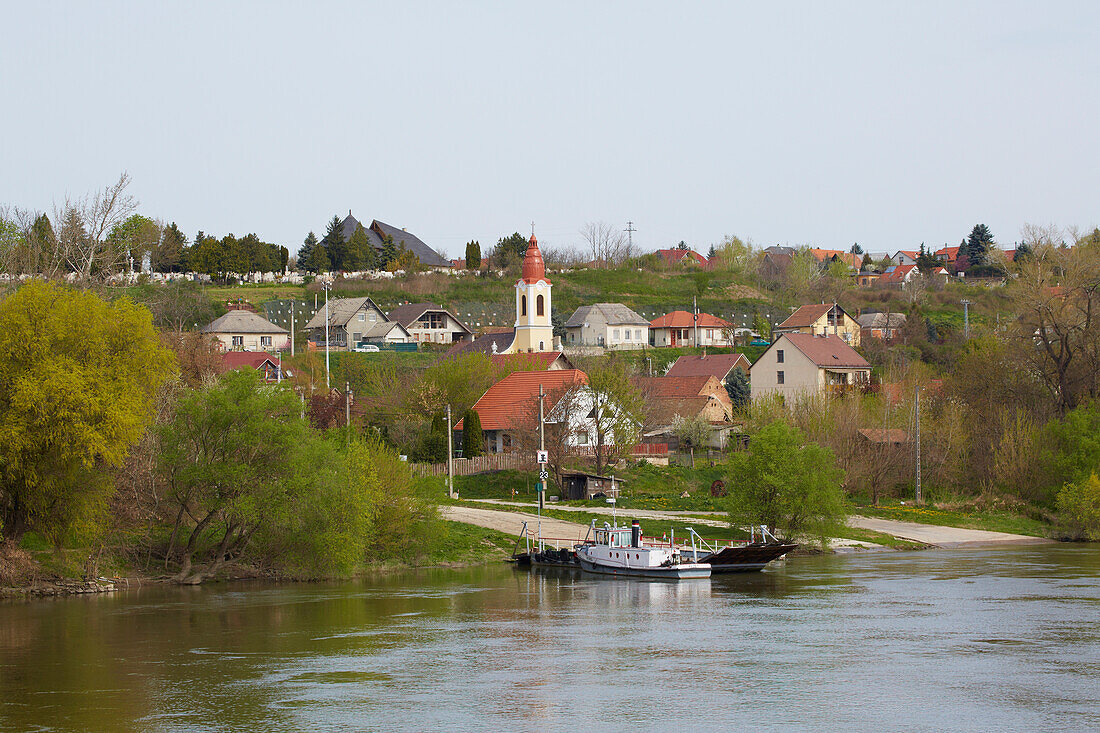 Blick auf Százhalombatta - Óváros , Donau , Ungarn , Europa