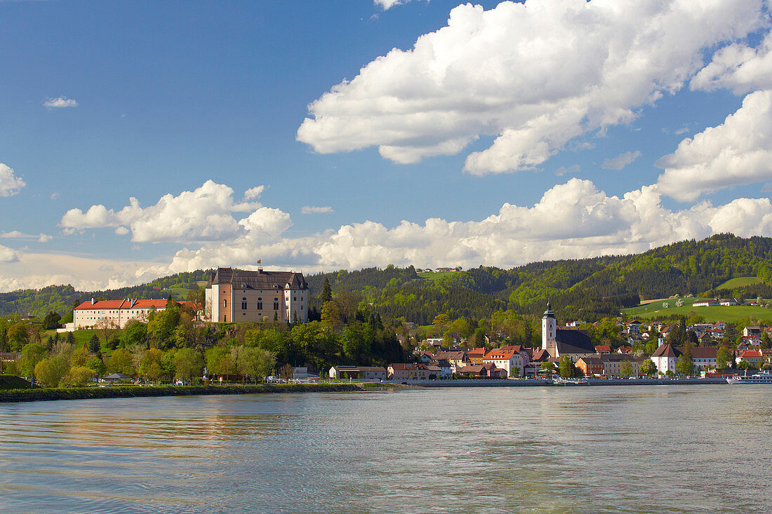 Blick auf Greinburg und Grein an der Donau , Strudengau , Bundesland Oberösterreich , Österreich , Europa