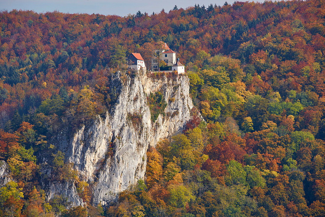 Blick vom Knopfmacherfelsen über das Tal der Donau auf Schloß Bronnen , Schwäbische Alb , Baden-Württemberg, Deutschland , Europa