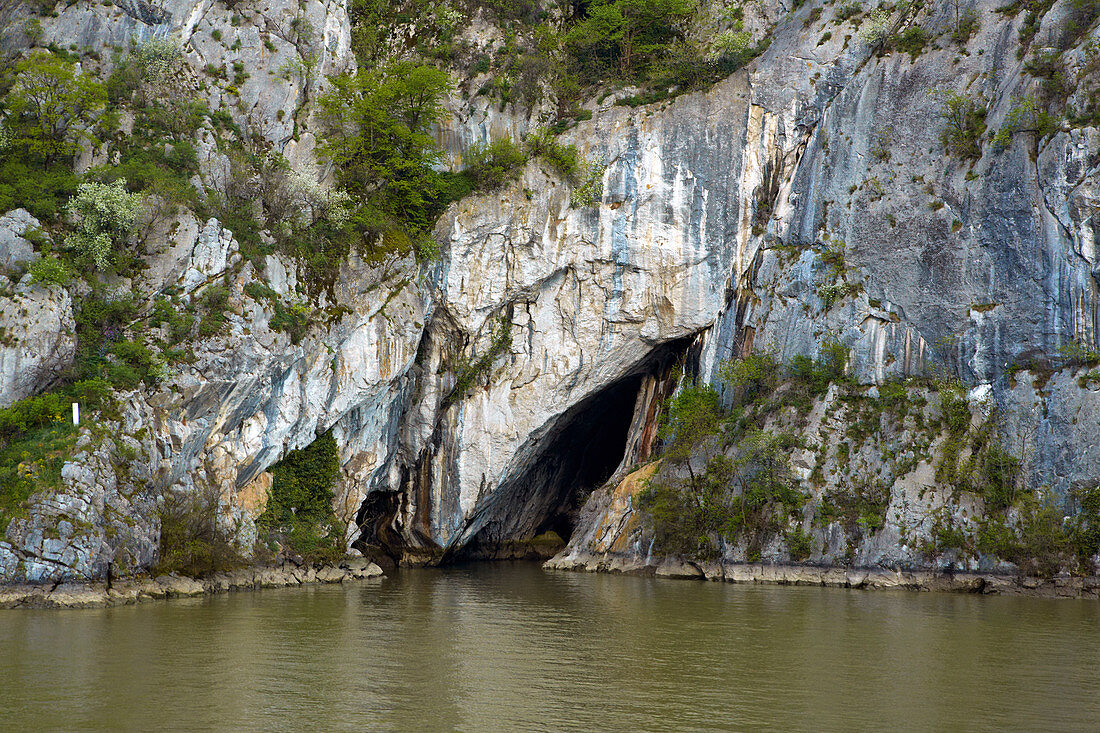 Ponicova Höhle in den Katarakten , Oberer Kazan , Donau , Serbien , Rumänien , Europa