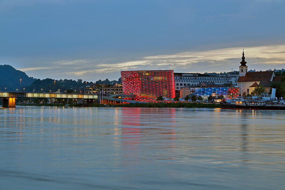 Ars Electronica Center und Stadtpfarrkirche St. Josef in Linz Urfahr , Linz , Donau , Bundesland Oberösterreich , Österreich , Europa