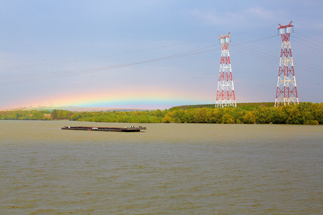 Frachtschiff und Regenbogen bei Cernavoda , Rumänien , Donau , Europa